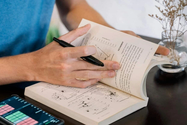 څېړنه: لوستل او ليکل کولای شي د عقل زوال خطر نږدې ۴۰ سلنه راکم کړي