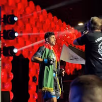 ورزشکار افغان زیر پرچم ملی به میدان رفت، برگزار کنندگان با پرچم طالبان