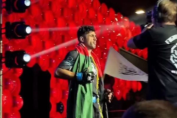 ورزشکار افغان زیر پرچم ملی به میدان رفت، برگزار کنندگان با پرچم طالبان