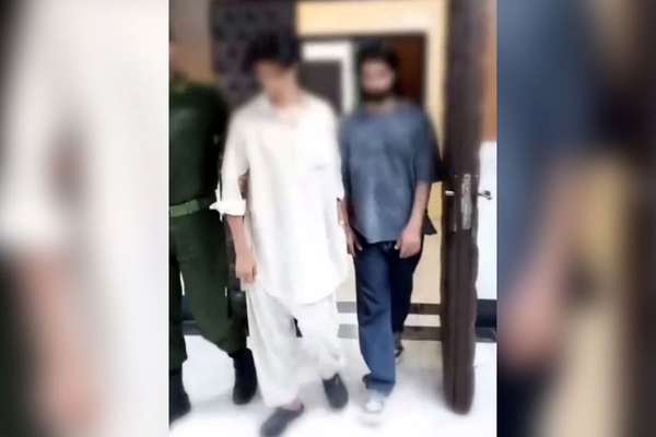 پولیس تهران دو جوان افغان را به اتهام «توهین به پول ایران و خودرو ایرانی» بازداشت کرد