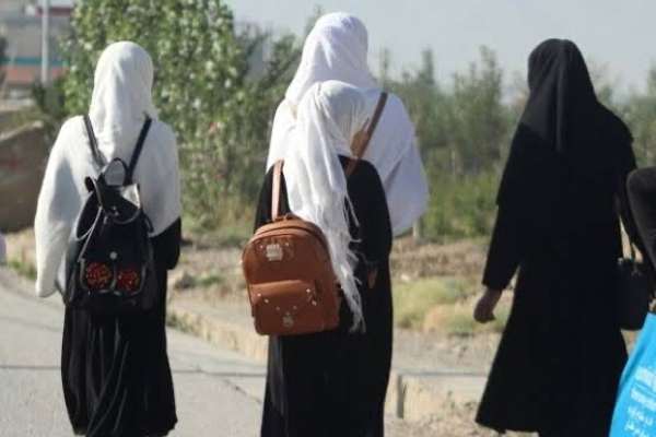 د تعلیمي کال پای؛ افغانې نجونې د خوښۍ پرځای له شپږم ټولګي نه په فراغت خپه او نهیلې دي