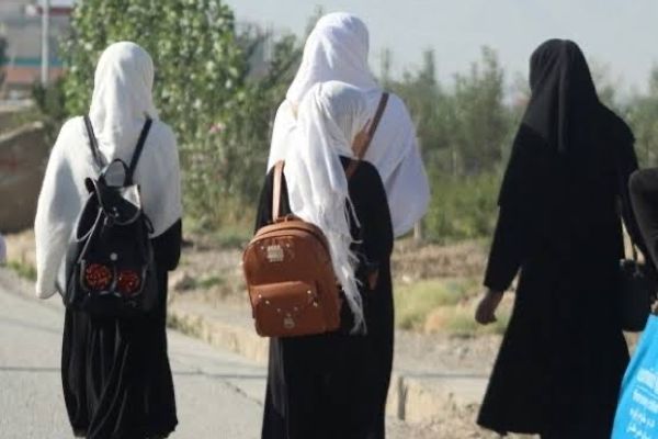 د تعلیمي کال پای؛ افغانې نجونې د خوښۍ پرځای له شپږم ټولګي نه په فراغت خپه او نهیلې دي