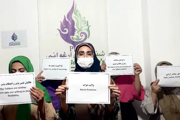 د افغان ښځو غورځنګ: طالبانو پنځو کلونو کې افغانستان له ګڼو بحرانونو سره مخ کړی