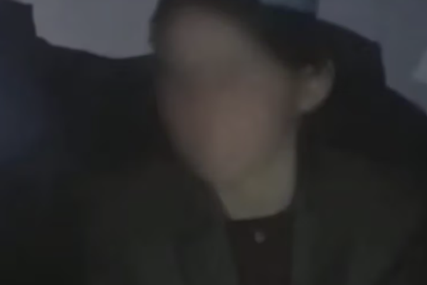 طالبان تقول إن الفتاة المتنكرة بزيّ رجالي في هلمند عادت إلى منزلها