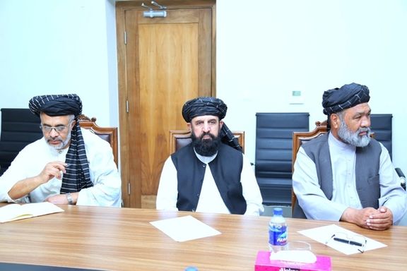 والی حکومت پیشین که اجازه داده بود طالبان به غزنی راکت بزنند، به دیدار متقی رفت