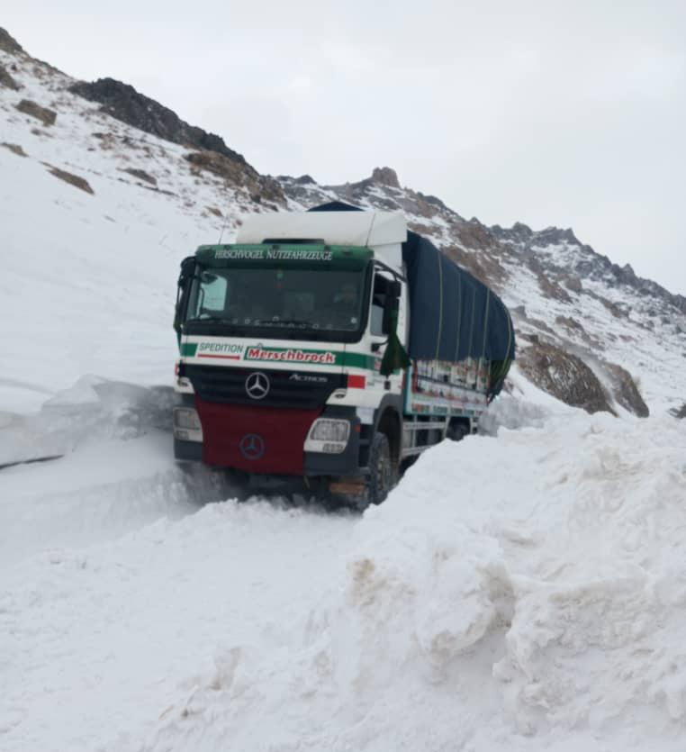 گذرگاه سالنگ و چندین شاهراه دیگر در پی برف‌باری بسته شدند