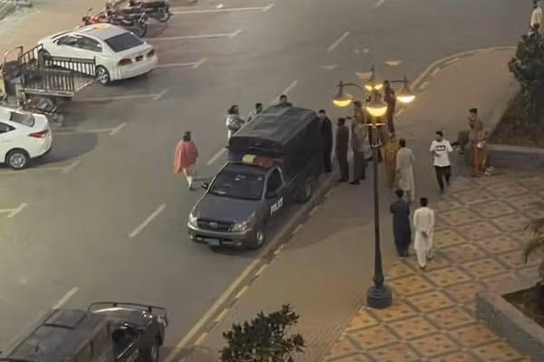 Pakistani Police Accused Of Extorting Afghan Migrants In Islamabad