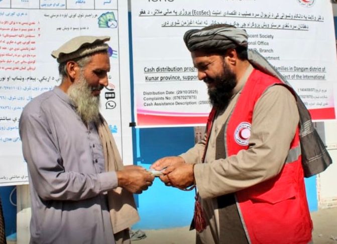 طالبانو په کونړ کې پر بزګرو ۲۵مېلیونه افغانۍ نغدي مرسته وېشلې