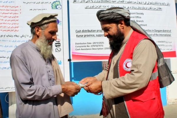 طالبانو په کونړ کې پر بزګرو ۲۵مېلیونه افغانۍ نغدي مرسته وېشلې