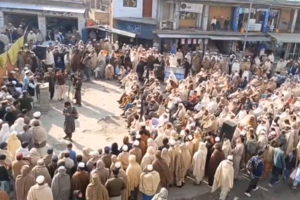 صدها نفر در پاکستان خواستار بازگشایی مرز تورخم شدند