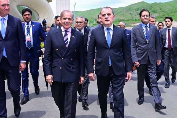 در ادامه سفر منطقهای؛ شهباز شریف از ایران به آذربایجان رفت
