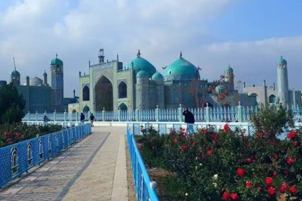 سارة آدامز: الجيش الباكستاني شنّ هجوماً على معسكرات طالبان في مزار شريف