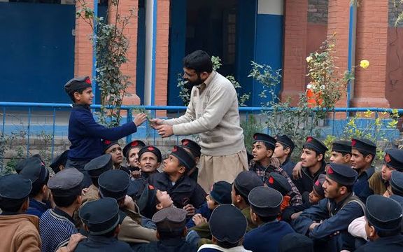 د پښتونخوا حکومت پرېکړه؛ هغو ښوونکو ته به سزا ورکړي چې زدهکوونکي فزیکي مجازات کوي