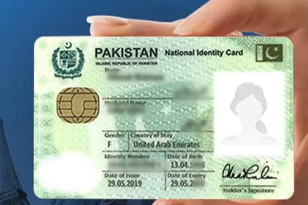 د پېښور سترې محکمې یو افغان کډوال ته د پاکستاني تابعیت ورکولو امر کړی