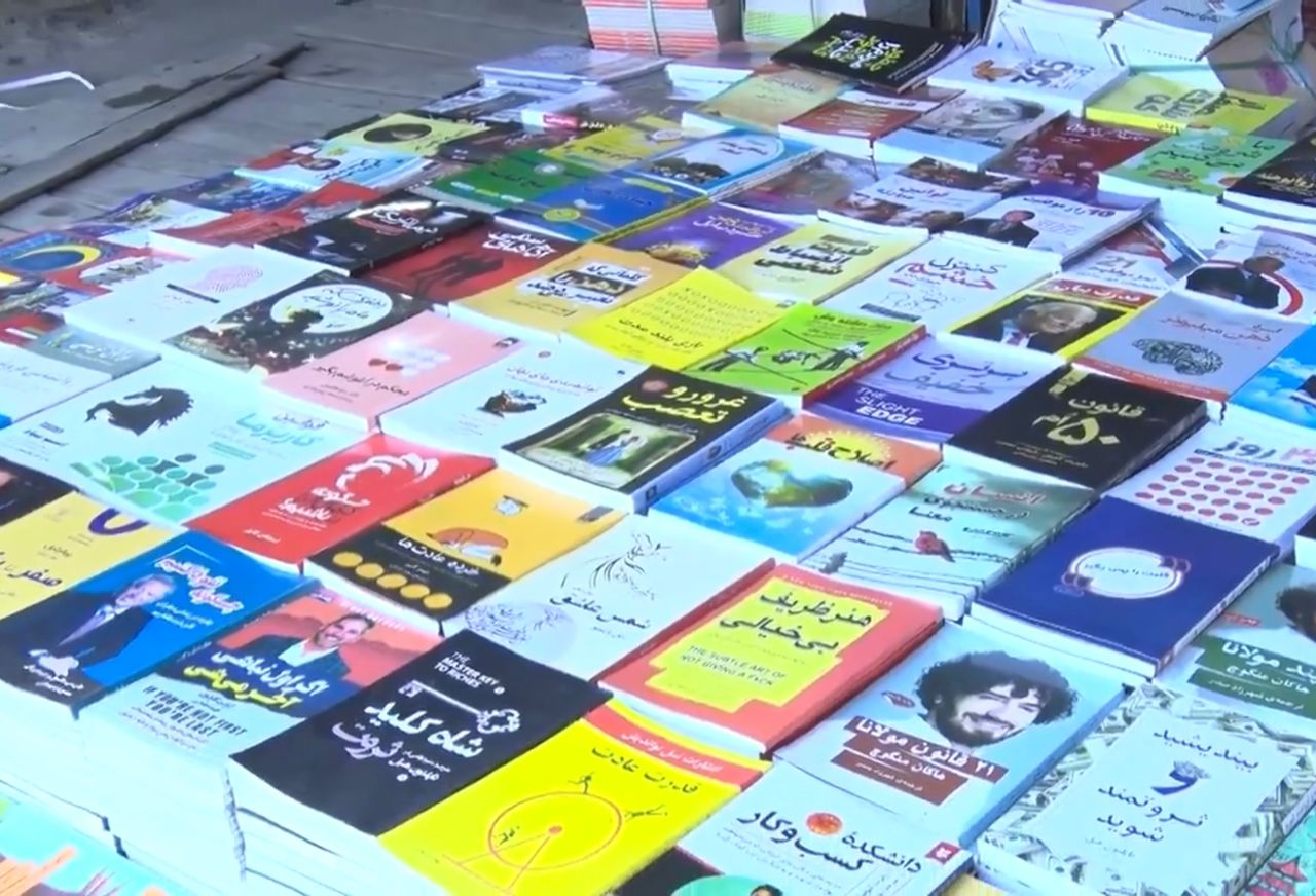 طالبان وایي له کتاب پلورنځيو يې د «اسلامي ارزښتونو او د دوی د پاليسۍ خلاف» کتابونه ټول کړي