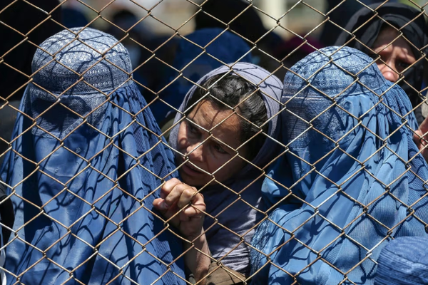 مصادر: طالبان تفرض ارتداء البرقع على النساء في الأماكن العامة بمدينة هرات