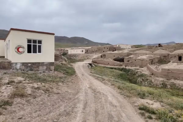 طالبانو د هرات زلزله ځپلو ته ۶۰ استوګنیز کورونه وسپارل