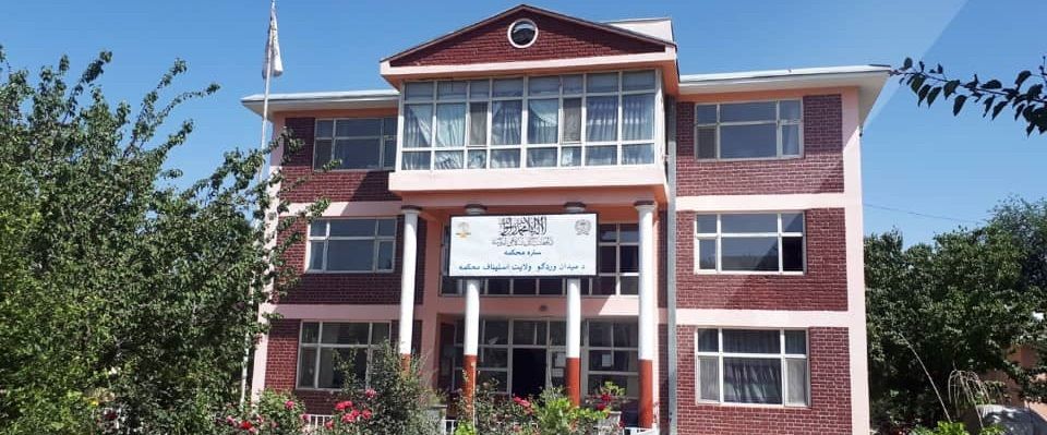 طالبان یک نفر را در میدان‌وردک در ملاء عام شلاق زد