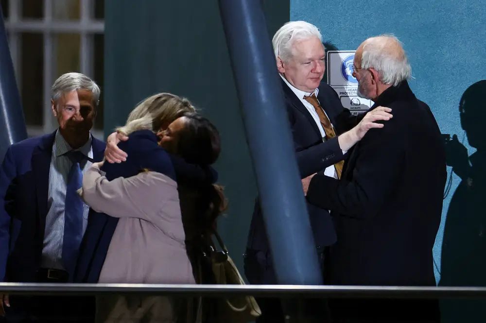 جولیان آسانژ، افشاگر اسناد محرمانه امریکا، پس از آزادی به آسترالیا برگشت