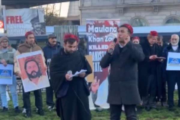 د پښتون ژغورنې غورځنګ غړو د پاکستان پر ضد د اروپایي ټولنې پارلمان مخې ته اعتراض وکړ
