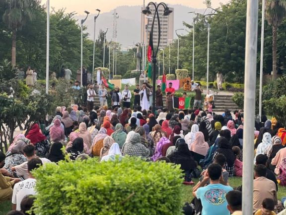 په اسلام اباد کې افغان پرلت وال له نړیوالو سازمانونو د کډوالو د ستونزو د حل غوښتنه کوي