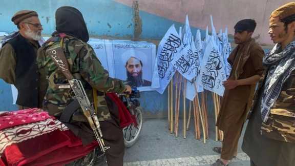 زعيم طالبان يستدعي كبار مسؤولي الحركة ويأمرهم بالطاعة