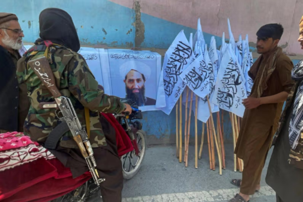 زعيم طالبان يستدعي كبار مسؤولي الحركة ويأمرهم بالطاعة