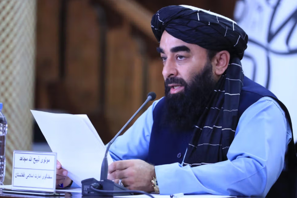 ذبيح الله مجاهد: حركة طالبان لا تحتاج إلى دستور، وأوامر هبة الله هي القانون