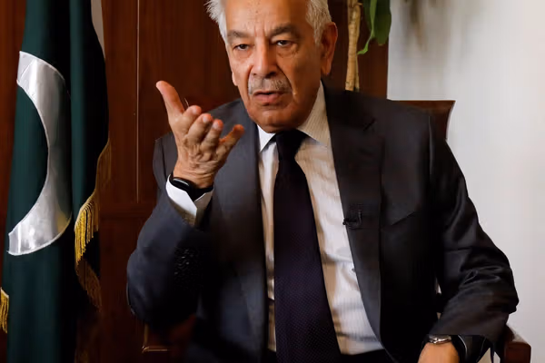 خواجه آصف: اقدام علیه طالبان را با حملات هند به پاکستان مقایسه نکنید