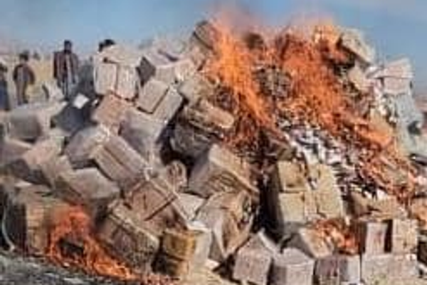 طالبانو په نیمروز کې تر ۷۰۰ کارټنو ډېر قاچاق شوي درمل سوځولي دي