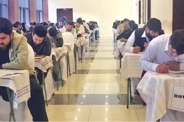 باكستان تأمر طلاب الطب الأفغان بمغادرة البلاد