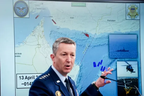 نفتکشهای ایرانی برای عبور از محاصره امریکا «در تاریکی» حرکت میکنند