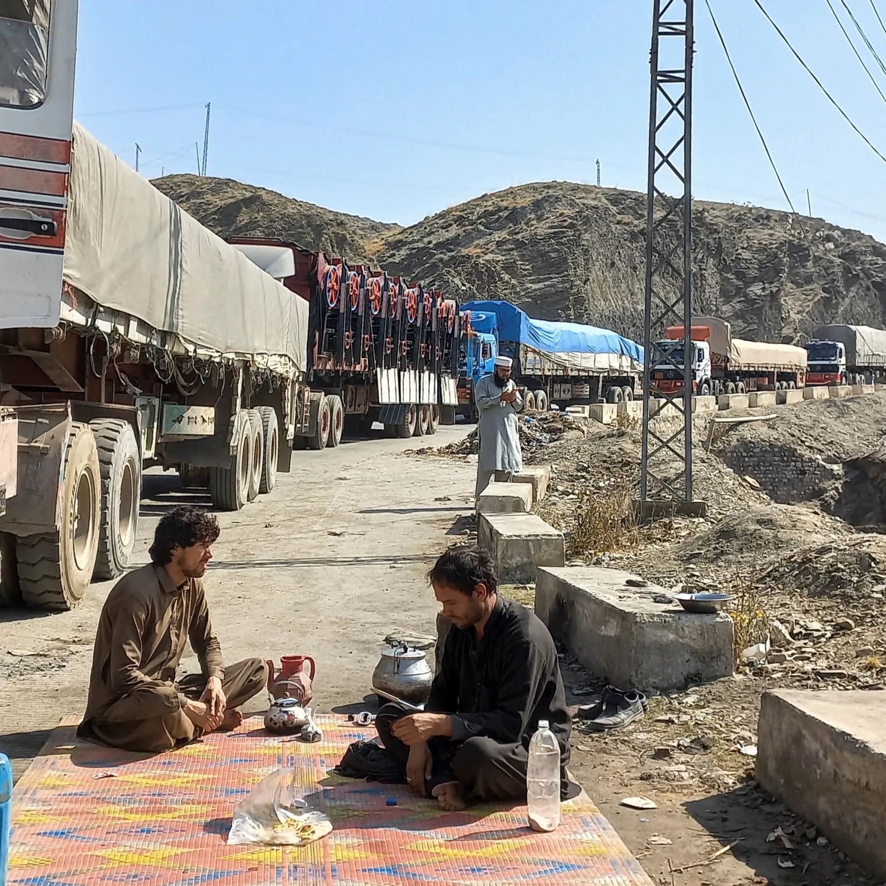  د سوداګرو شکایت:په تورخم کې لسګونه موټر ولاړ دي او تازه مېوې او سبزي ضایع کیږي