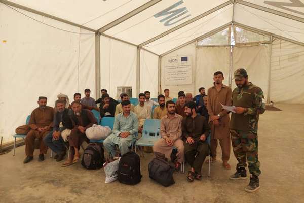 Nearly 500 Afghans Released From Prisons in Pakistan