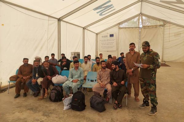 Nearly 500 Afghans Released From Prisons in Pakistan