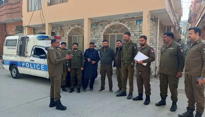 پاکستاني پولیسو د اسلام اباد له چاودنې وروسته پلټونکو عملیاتو کې ۷۶ افغانان نیولي 