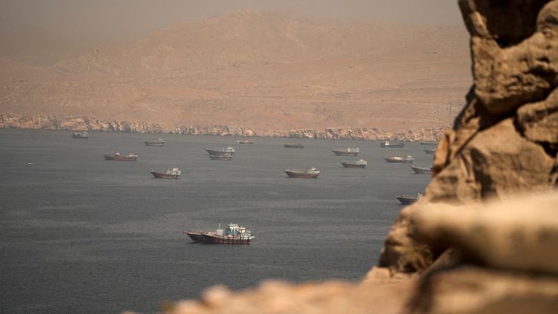 ټرمپ غواړي د هرمز تنګي له لارې پر لېږدېدونکو توکو ۲۰ سلنه فیس ولګوي 