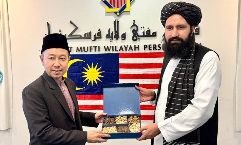 په مالیزیا کې د طالبانو سفیر د دغه هېواد له لوی مفتي سره لیدلي دي