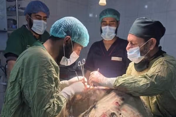 ننګرهار کې ډاکټرانو د یوه ناروغ له پښتورګي «۸۹تیږې» ایستلې