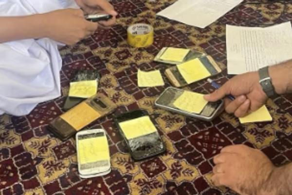 طالبان تهدد بفصل الموظفين الذين يرفضون تسليم هواتفهم الذكية