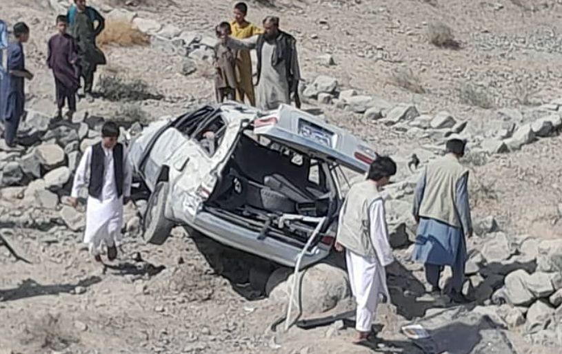 بغلان کې د يوه موټر د چپه کېدو په پېښه کې دوه کسان مړه شوي او ۸ نور ټپيان شوي دي