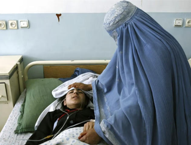 الأمم المتحدة تقول إن هبة الله قصّر عمر النساء الأفغانيات عبر 100 مرسوم