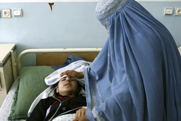 الأمم المتحدة تقول إن هبة الله قصّر عمر النساء الأفغانيات عبر 100 مرسوم