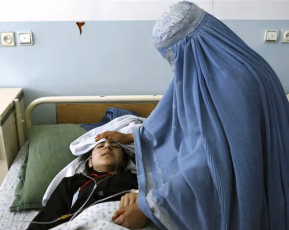 الأمم المتحدة تقول إن هبة الله قصّر عمر النساء الأفغانيات عبر 100 مرسوم