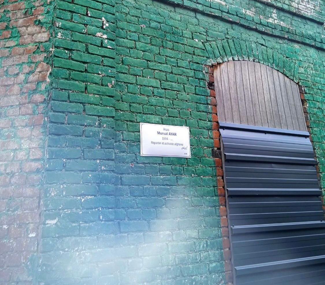 نام زنان معترض افغانستان در خیابان‌های شهری در شمال فرانسه