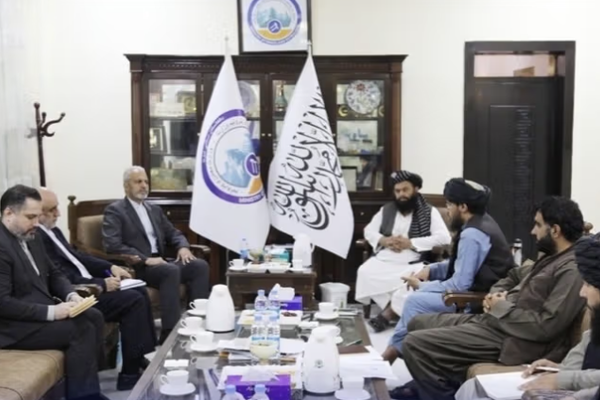 طالبان وإيران تبحثان تعزيز الاستثمارات في النفط والغاز