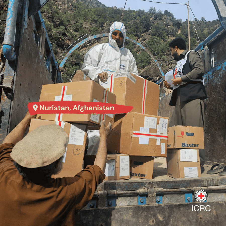 سره صلیب د نورستان له کامدېش روغتون سره د طبي تجهیزاتو او درملو مرسته کړې