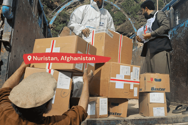 سره صلیب د نورستان له کامدېش روغتون سره د طبي تجهیزاتو او درملو مرسته کړې