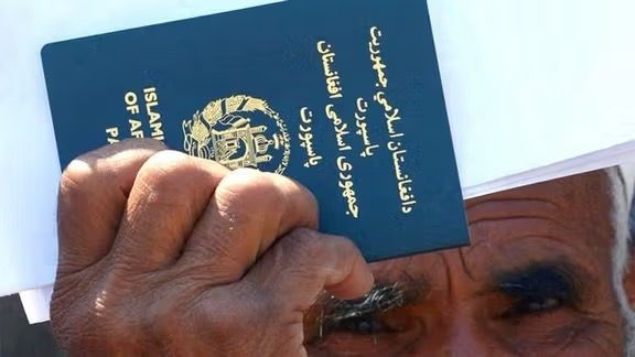 مهاجران افغان در پاکستان از روند کند تمدید پاسپورت‌ توسط طالبان شکایت دارند