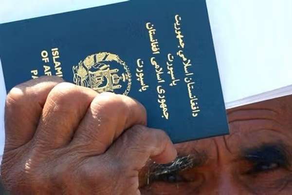مهاجران افغان در پاکستان از روند کند تمدید پاسپورت توسط طالبان شکایت دارند